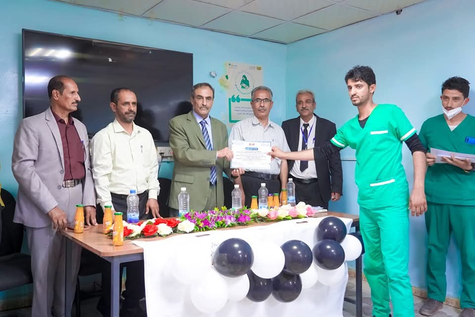 بحضور الأمين العام مستشفى شبوة للأمومة والطفولة يكرّم الموظفين المبرزين بمناسبة عيد العمال.