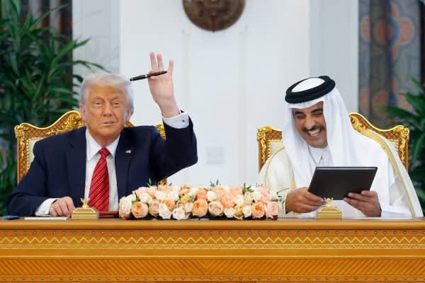أمير قطر يهدي ترامب قلمًا بـ1000 دولار خلال مراسم توقيع اتفاقيات جديدة