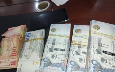 أمن العاصمة عدن يلقي القبض على متهم بسرقة 220 ألف ريال سعودي خلال عملية نوعية خاطفة.