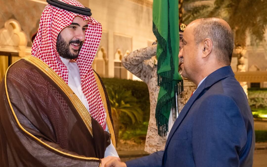 مصدر حكومي يوضح أسباب تأخر عودة رئيس الوزراء الى عدن