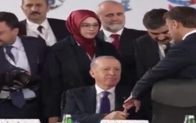 إردوغان يحرج ماكرون: “تشبث بأصابعه فترة طويلة”