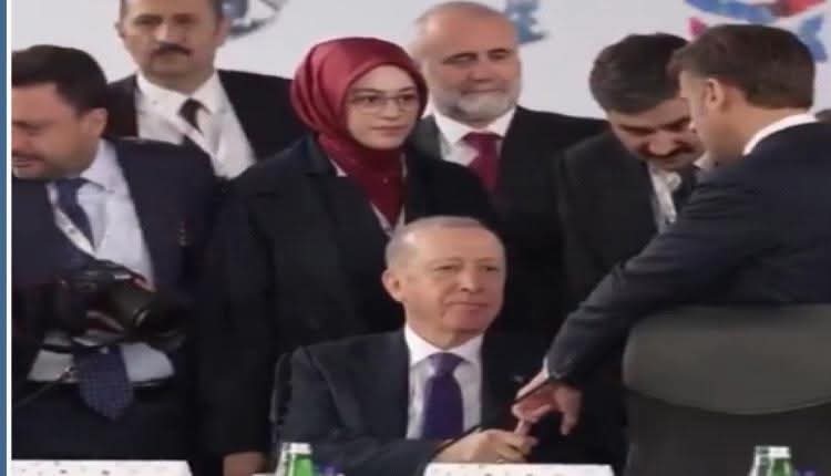 إردوغان يحرج ماكرون: “تشبث بأصابعه فترة طويلة”