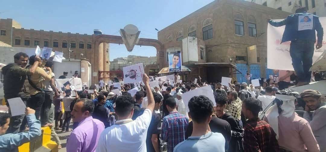 لليوم الثالث.. تظاهرة حاشدة أمام مبنى محافظة تعز تطالب بالقصاص من قتلة الطفل مرسال عيدروس