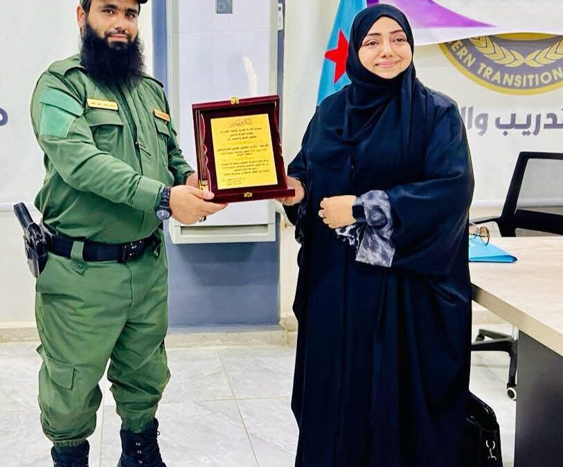 المقدم مياس الجعدني يكرم قانونية المجلس الانتقالي تقديرًا لجهودهم التوعوية