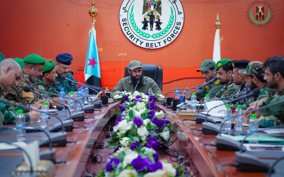 العميد الوالي يترأس اجتماعًا موسعًا بقيادة الموارد البشرية ومدراء الإدارات في الأحزمة ويكرمهم لدورهم المتميز