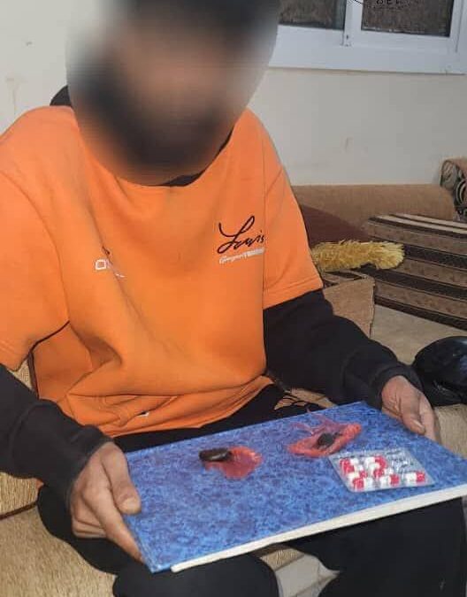قوات الحزام الأمني بلحج تضبط شخصًا بحوزته مواد مخدرة وخمور