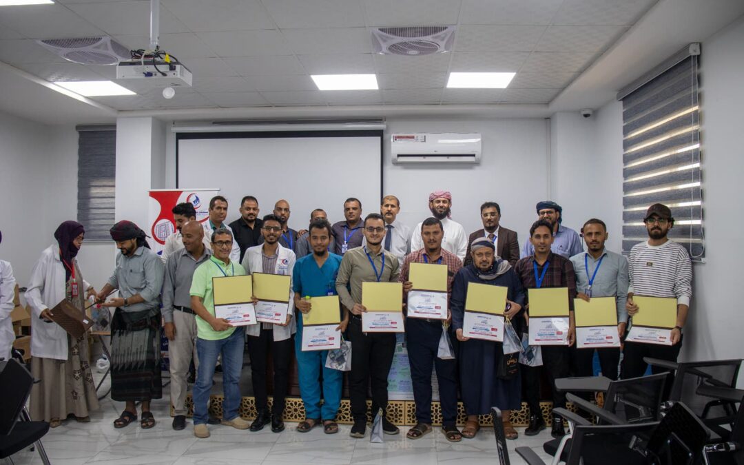 مستشفى عدن التعاوني الخيري يكرم موظفيه المتميزين بمناسبة عيد العمال العالمي