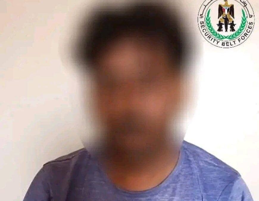 الحزام الأمني في محافظة لحج يلقي القبض على متهم فار في جريمة قتل حدثت بالمخا