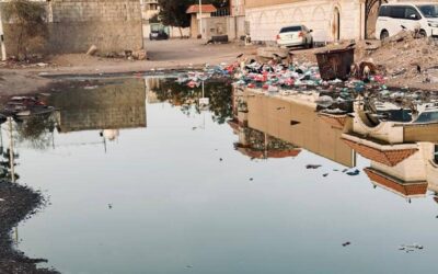 عدن.. مياه المجاري تطفح في شوارع مدينة الشعب والأهالي يستغيثون