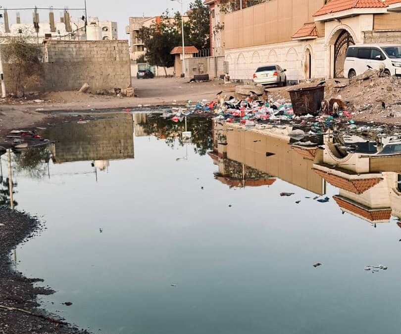 عدن.. مياه المجاري تطفح في شوارع مدينة الشعب والأهالي يستغيثون