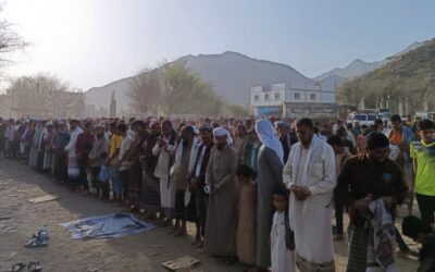 أهالي منطقة رخمة بيافع رصد يؤدون صلاة الاستسقاء
