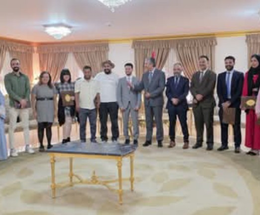 تكريم السفير بحاح لأعضاء فرقة “مسرح اليمن” بالقاهرة احتفاءً بنجاح عرض “البحر يتكلم عربي”: