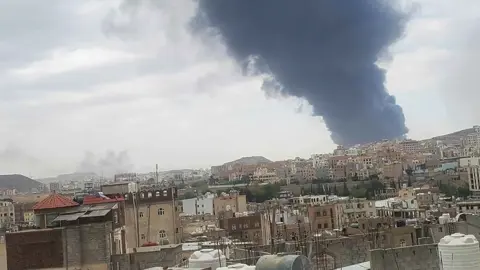 غارات إسرائيلية عنيفة على مطار صنعاء الدولي في اليمن