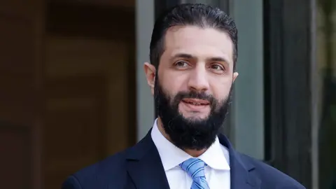 “وول ستريت جورنال”: الشرع يطلب لقاء ترامب لبحث إعادة إعمار سوريا