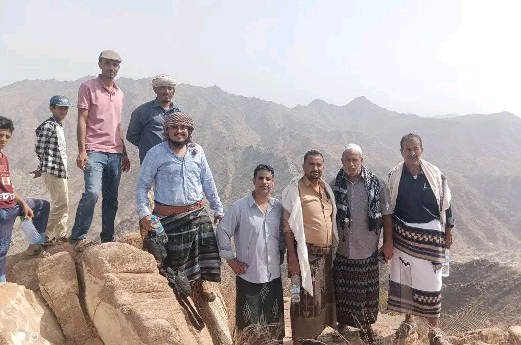 مدير عام سرار يافع ومسؤول التخطيط والمسح بيمن موبايل يقومان بنزول إلى موقع مشروع إنشاء برج الاتصالات الواقع بقمة جبل امحمراء بمنطقة الفرع.