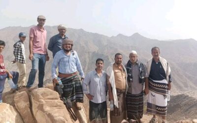 مدير عام سرار يافع ومسؤول التخطيط والمسح بيمن موبايل يقومان بنزول إلى موقع مشروع إنشاء برج الاتصالات الواقع بقمة جبل امحمراء بمنطقة الفرع.