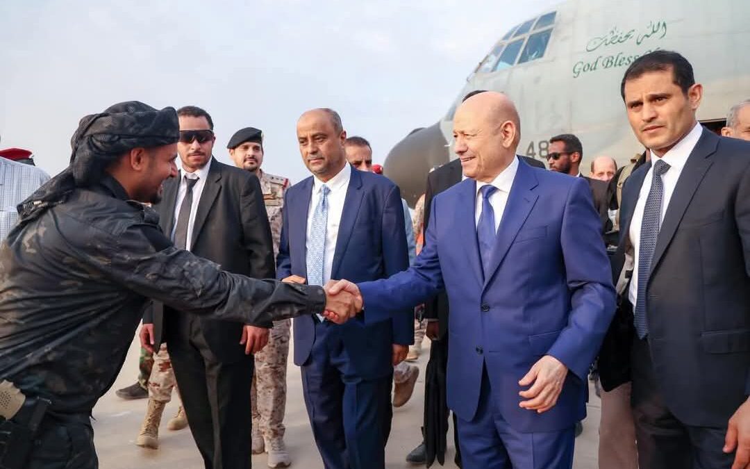 “رشاد العليمي” يصل عدن برفقة “بن بريك” الذي يعود إلى الداخل لأول مرة منذ تعيينه رئيساً للحكومة