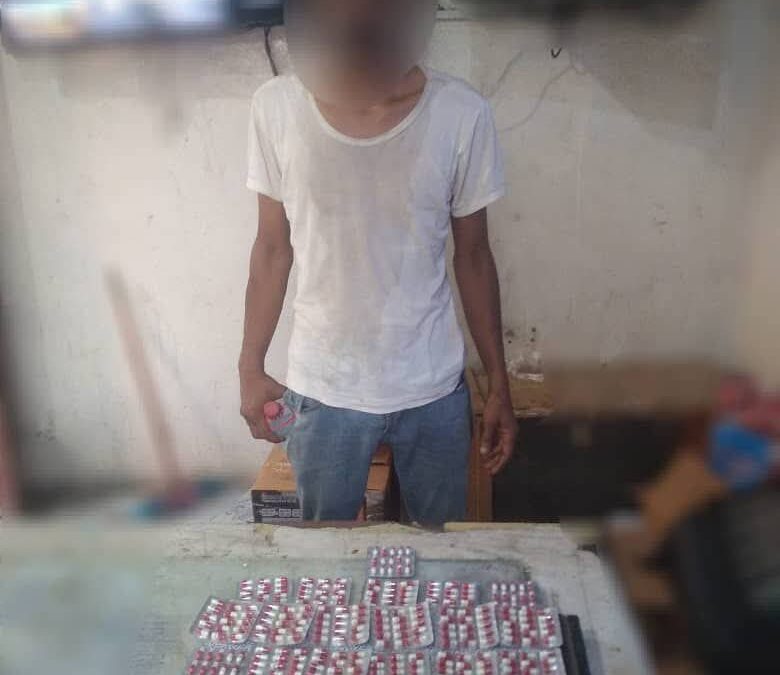 حزام لحج يضبط شخصين بحوزتهما كمية من الحبوب المخدرة في نقطة الحسيني
