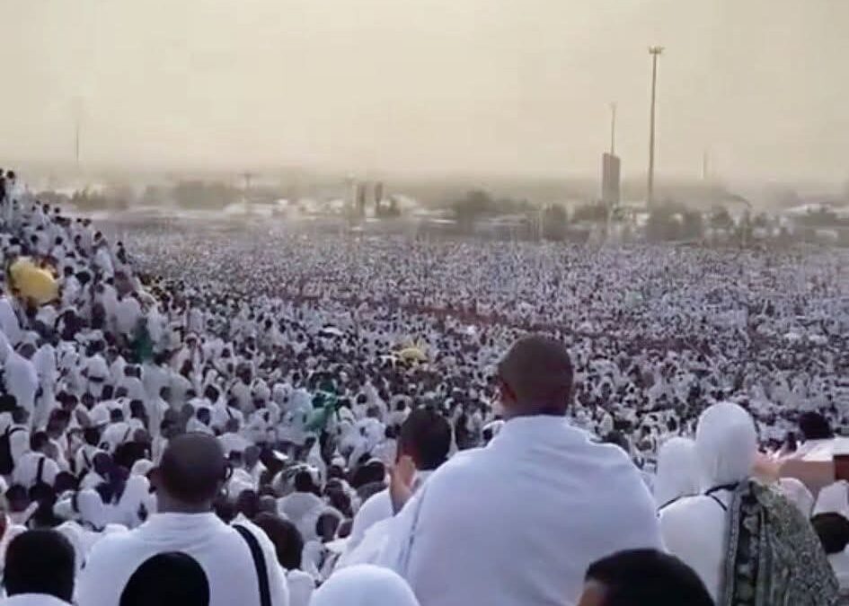 حجاج بيت الله الحرام يتوافدون إلى صعيد عرفات لأداء الركن الأعظم من الحج