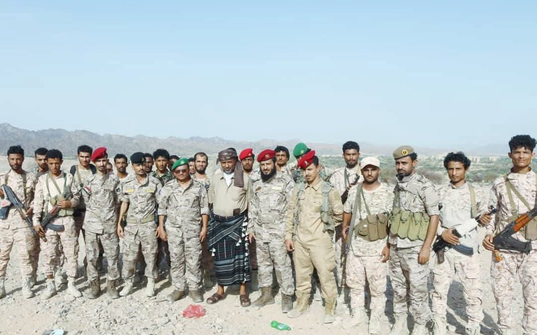 رئيس انتقالي المحفد في زيارة عيدية لابطال اللواء الاول دعم واسناد في مواقعهم العسكرية بمديرية المحفد، يشيد بمستوى الجهوزية والانضباط