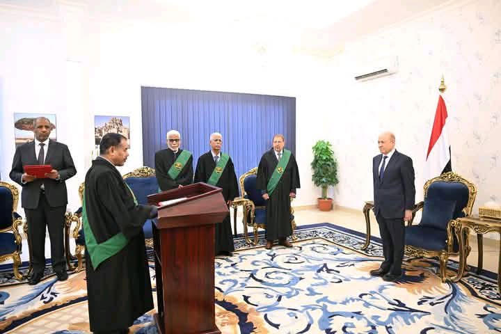 القضاة المعينون بالمحكمة العليا يؤدون اليمين القانونية أمام رئيس مجلس القيادة الرئاسي.