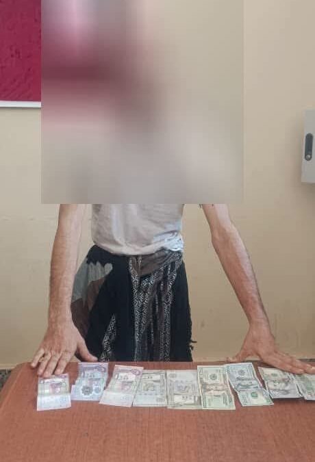 أمن العاصمة عدن يُلقي القبض على متهم بسرقة مبالغ مالية وهواتف في كريتر