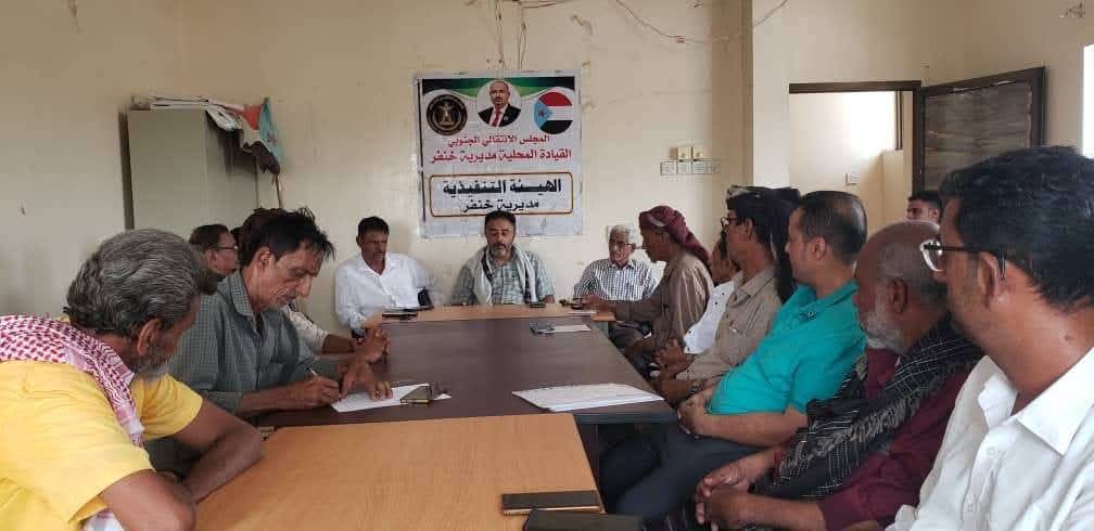 الحييد يعقد لقاءً مع تنفيذية انتقالي خنفر وأعضاء من مجلس المستشارين والجمعية الوطنية بالمديرية