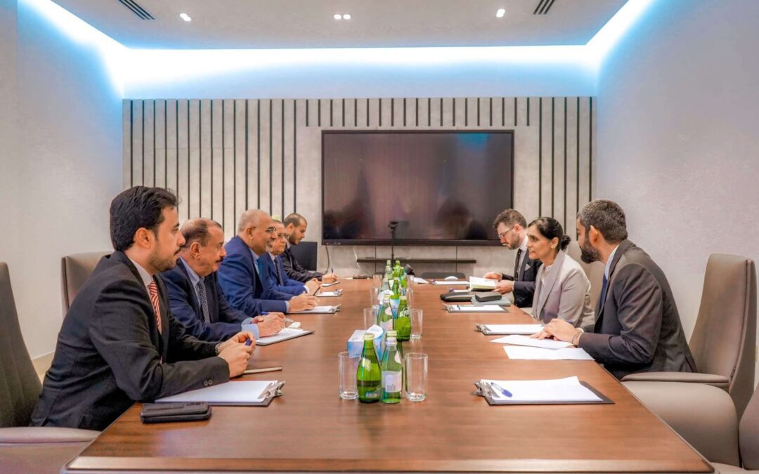 الرئيس الزُبيدي يبحث مع السفيرة البريطانية ومسؤولي البنك الدولي المستجدات السياسية والحلول العاجلة لأزمة الكهرباء
