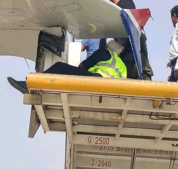 اليمنية “مكسورة الجناح”.. حادث اصطدام سيارة السلم بطائرة في مطار عدن يخرجها عن الخدمة مؤقتاً