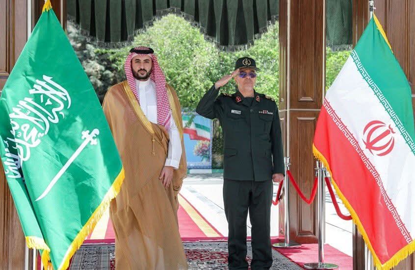 بن سلمان ورئيس الأركان الإيراني يبحثان التعاون الدفاعي وجهود حفظ الأمن بالمنطقة