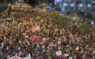 مظاهرات ضخمة في تل_أبيب للمطالبة بإنهاء الحرب على غزة و الإفراج عن الأسرى.