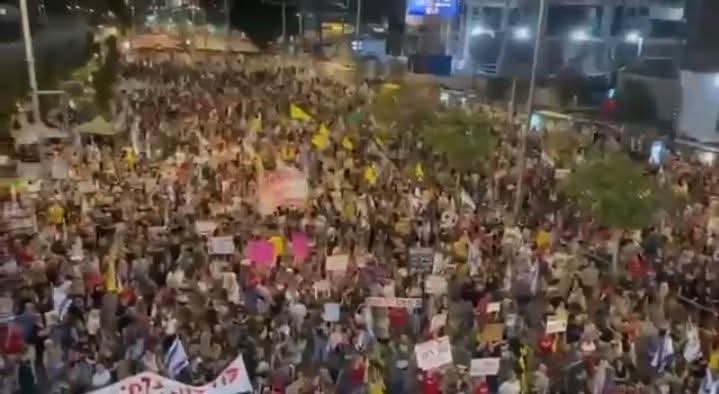 مظاهرات ضخمة في تل_أبيب للمطالبة بإنهاء الحرب على غزة و الإفراج عن الأسرى.