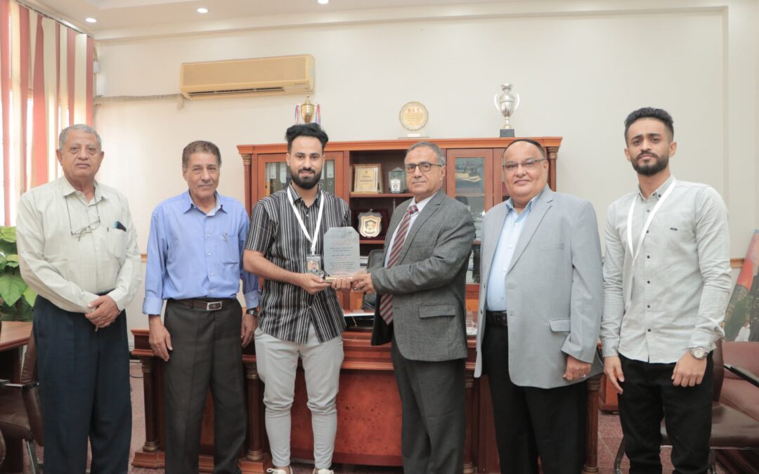 مؤسسة “إبذار” تكرّم رئيس جامعة عدن بمناسبة الذكرى الثامنة لتأسيسها