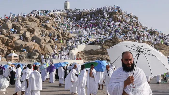 على عرفات.. ضيوف الرحمن يؤدون ركن الحج الأعظم