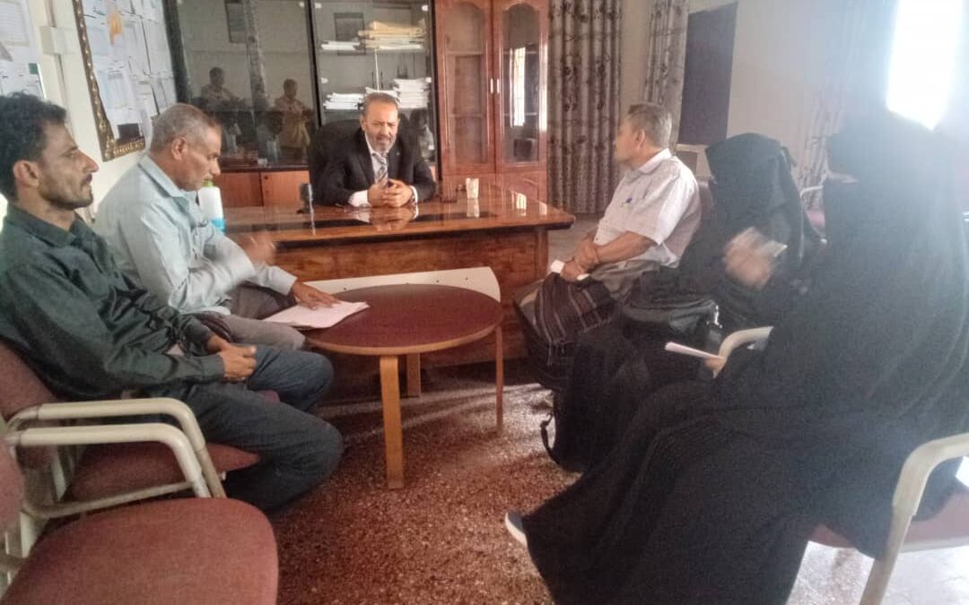 مدير صحة أبين يلتقي بفريق المستودعات الطبية ويوجه بحل تحديات التخزين والنقل