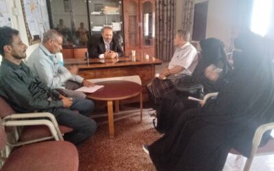 مدير صحة أبين يلتقي بفريق المستودعات الطبية ويوجه بحل تحديات التخزين والنقل