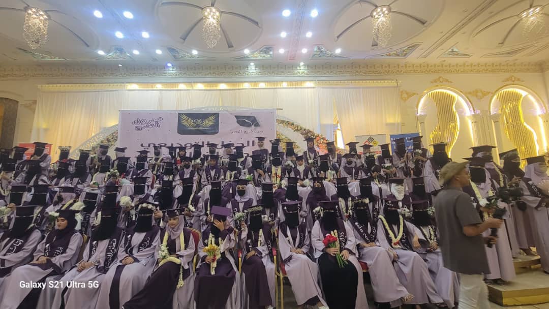 ثانوية بارباع في العاصمة عدن تحتفل بتخرج دفعة جديدة من طالباتها وسط أجواء فنية وبهية