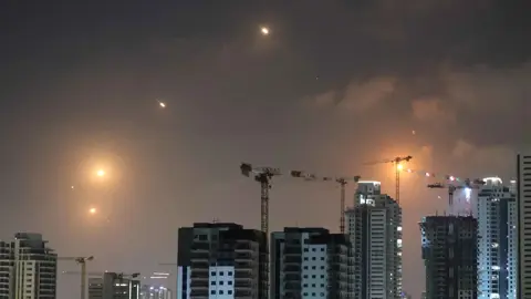إيران تطلق عشرات الصواريخ على إسرائيل وتعلن بدء “العقاب الشديد