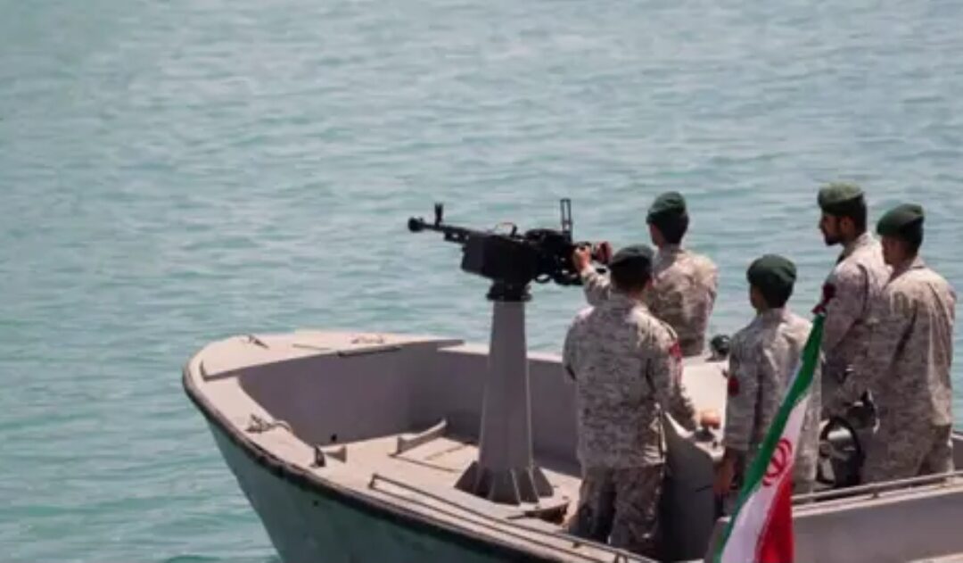 إيران تُهدد: إغلاق مضيق هرمز خيار استراتيجي