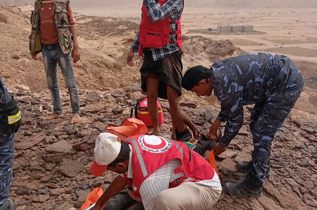 الدفاع المدني بشبوة ينجح في إنقاذ الشبان العالقين بتعاون أمني وإنساني كبير