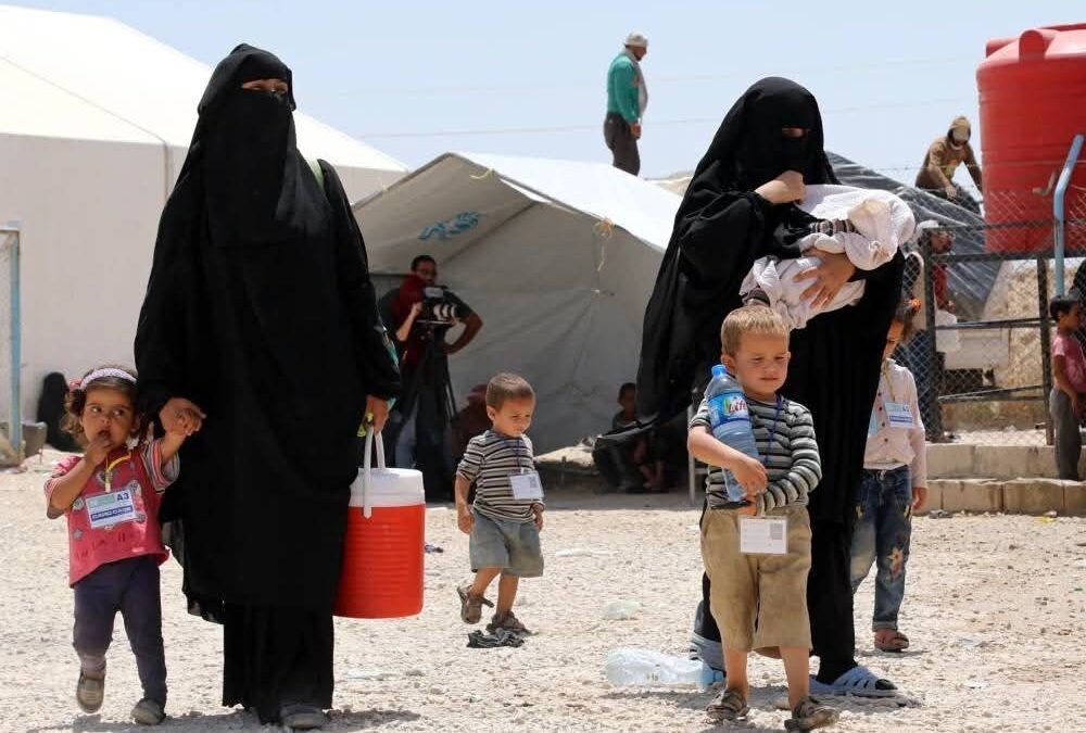 العراق يبدأ إعادة عائلات «داعش» من مخيم الهول