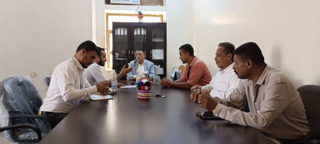 أمين عام المجلس المحلي “الحامد” يناقش تنفيذ مشروع نبني مع مؤسسة شباب أبين بالشراكة مع منظمة صناع النهضة
