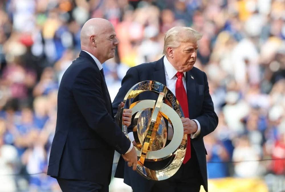ترمب يحتفظ بالنسخة الأصلية لكأس العالم للأندية!