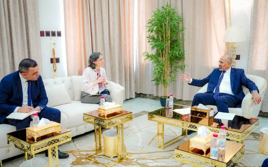 الرئيس الزُبيدي يبحث مع سفيرة فرنسا تطورات المشهد السياسي والاقتصادي في البلاد