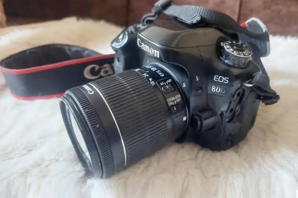 صحفي فلسطيني يقايض كاميرته بـ«كيس طحين»