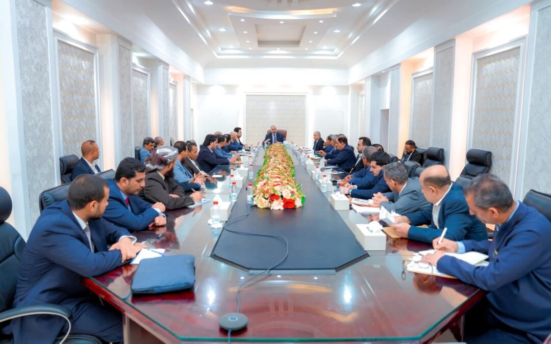 القيادة التنفيذية العُليا تبحث سُبل النهوض بالأوضاع الاقتصادية والخدمية في عموم محافظات الجنوب