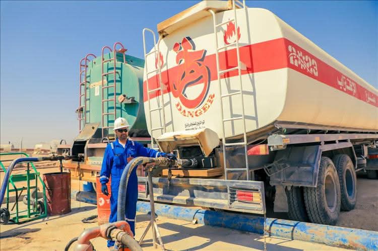 عاجل : قواطر المشتقات النفطية الخاصة بكهرباء ساحل حضرموت في طريقها إلى محطات التوليد