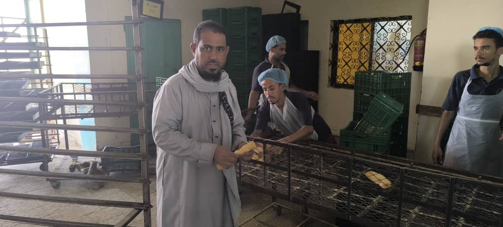مدير عام مديرية خنفر “اليوسفي “يدشن إعادة عمل أفران عدن الخيرية في مدينة جعار
