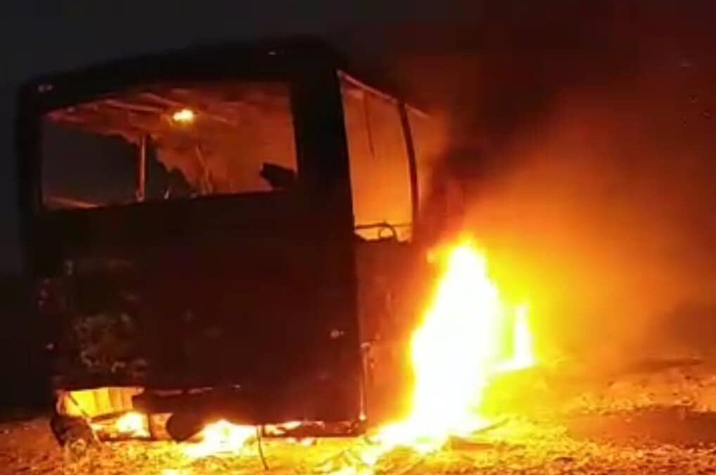 الوالي يدين قيام مسلحين بإحراق باص مصنع الأسمنت
