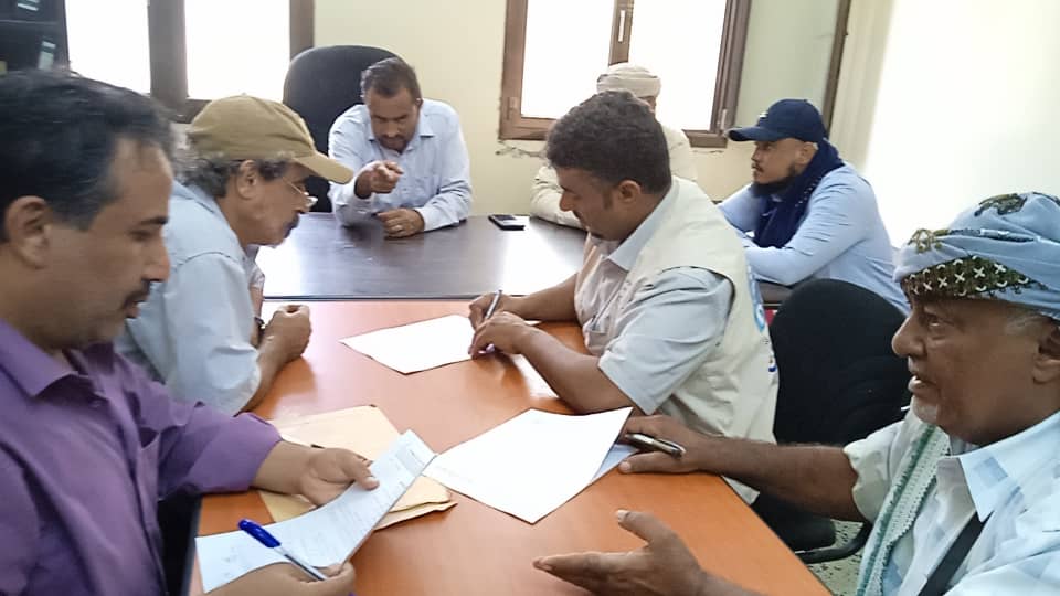 السلطة المحلية والصندوق الاجتماعي يسلمان موقع تنفيذ مشروع الحاجز المائي بيافع سرار للجهة المنفذة